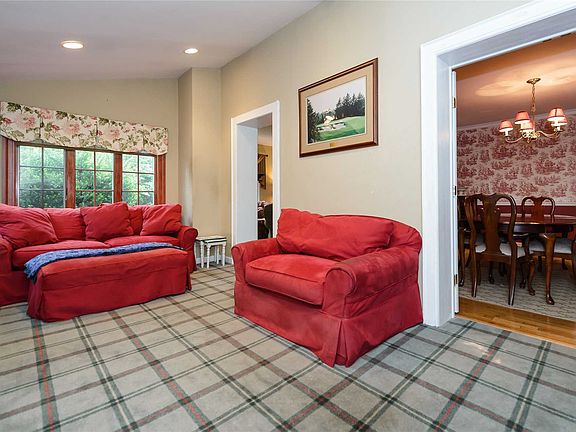 5th image of 85 Suffolk Ln