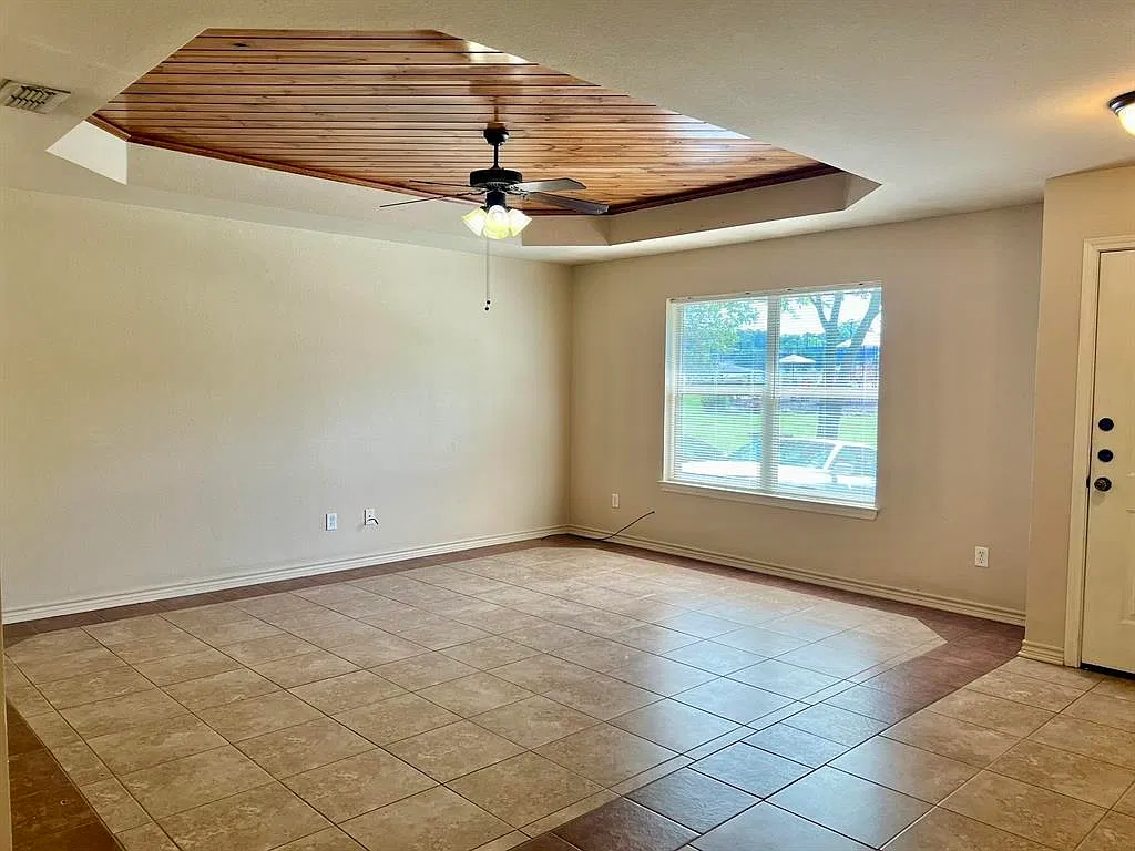 3 bed, 2.0 bath, 1300 sqft, $1,500 — Photo 3