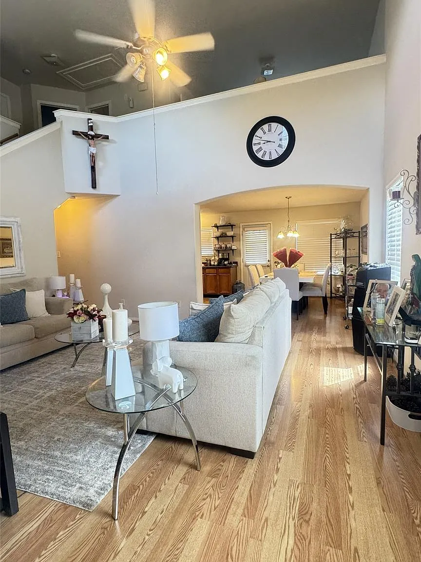 3 bed, 2.5 bath, 2107 sqft, $2,150 — Photo 2
