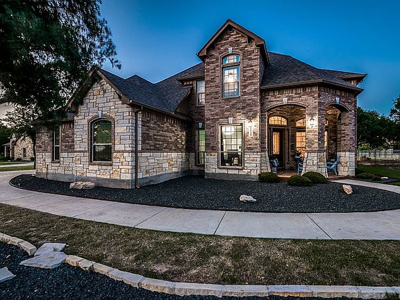 2nd image of 929 Oak Bluff Trl