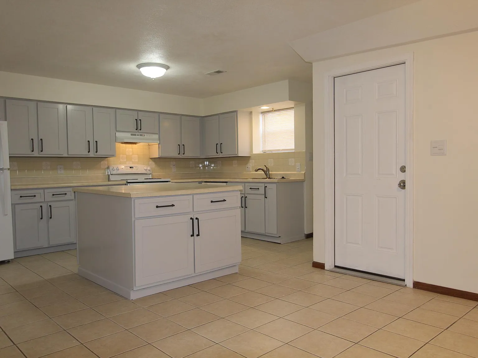 3 bed, 2.5 bath, 1800 sqft, $1,775 — Photo 4