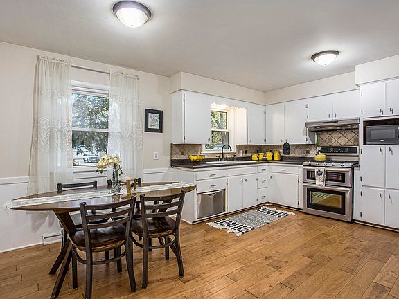 5th image of 3276 Woodbine Ave SW