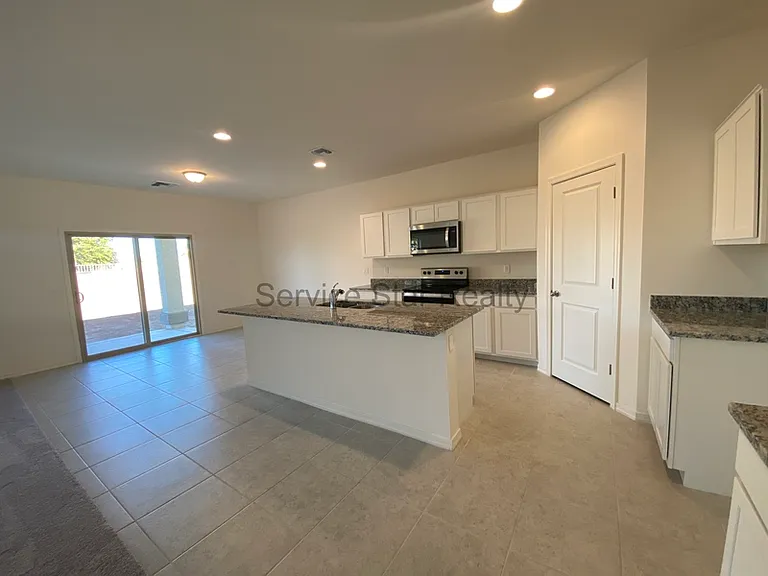 2402 E Alonso Dr — Photo 2