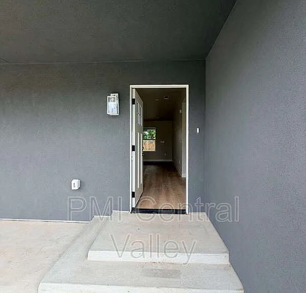 1710 Waverly Dr — Photo 3