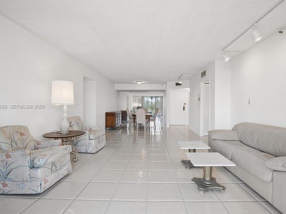 5th image of 900 NE 195th St APT 414