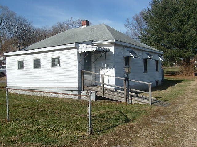 1st image of 826 Mississippi Ave NE