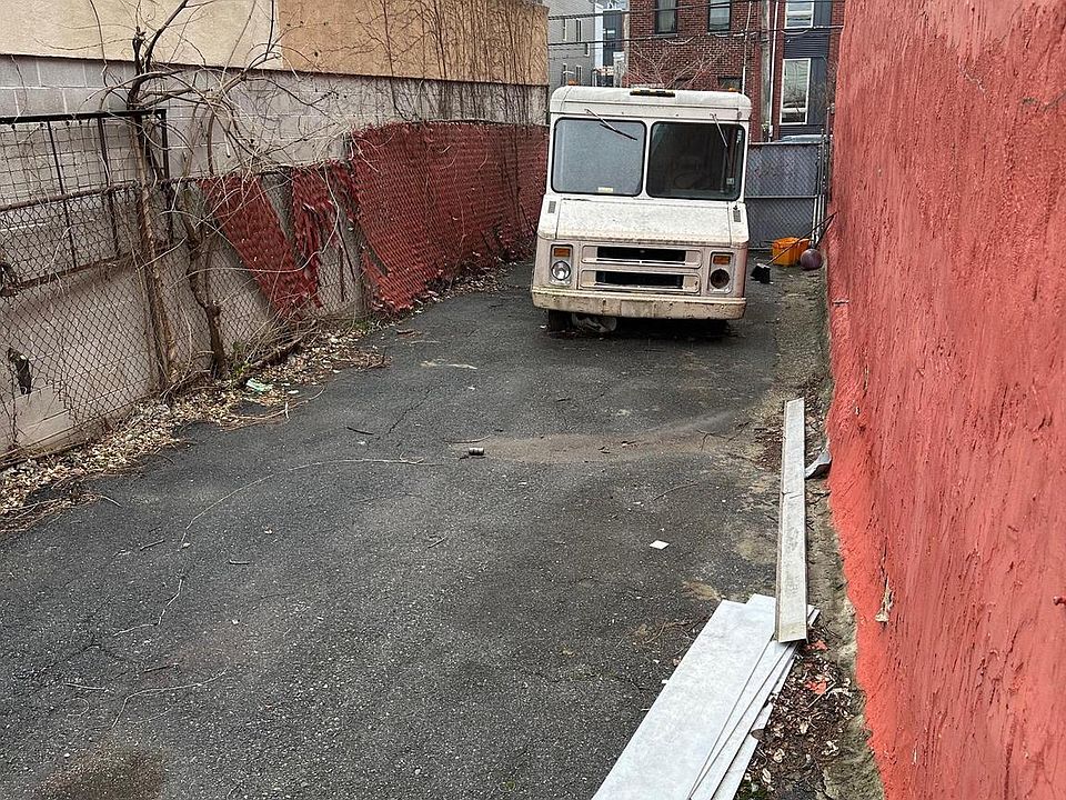 2nd image of 1911 E Cumberland St