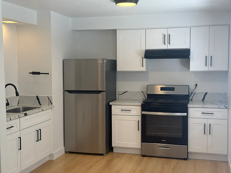 82 N Laurel St #82 — Photo 2
