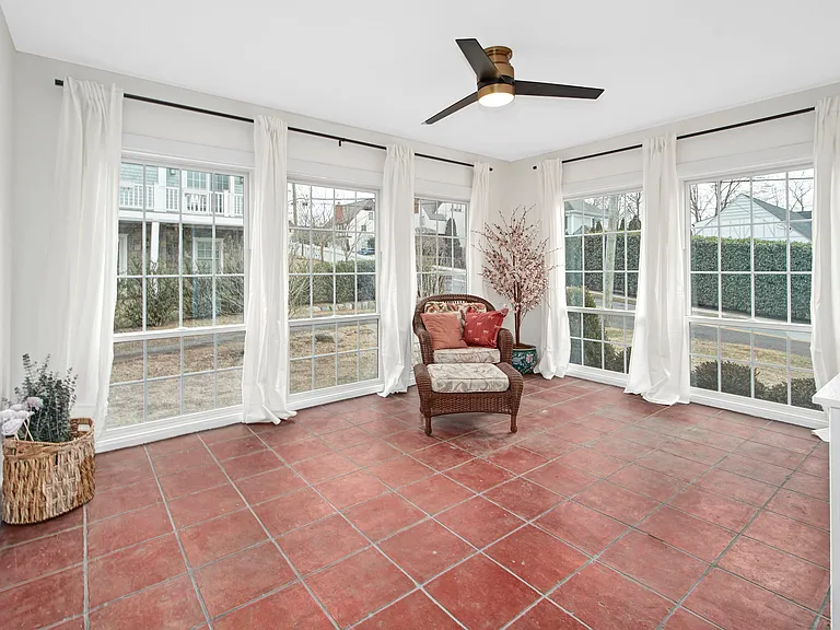 319 Oakland Beach Ave — Photo 10