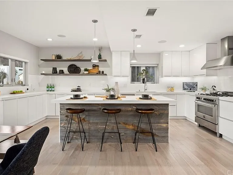 3651 Lowry Rd — Photo 3