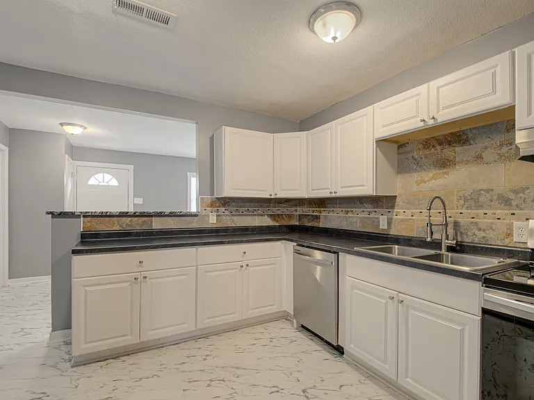 10746 Cambridge Ave — Photo 7
