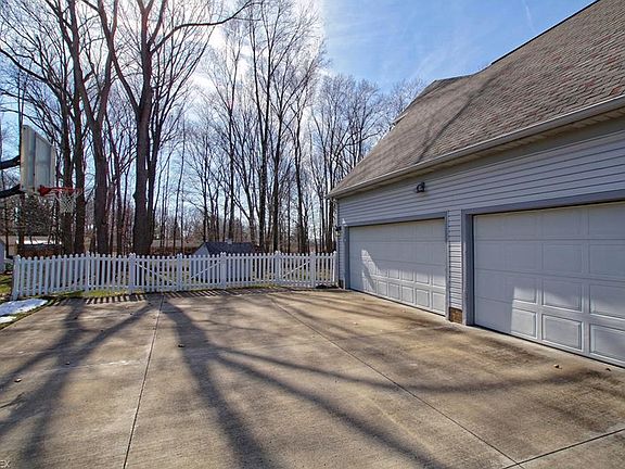 3rd image of 9252 Forest Point Dr