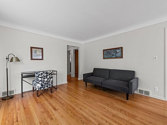 4th image of 26912 W Davison