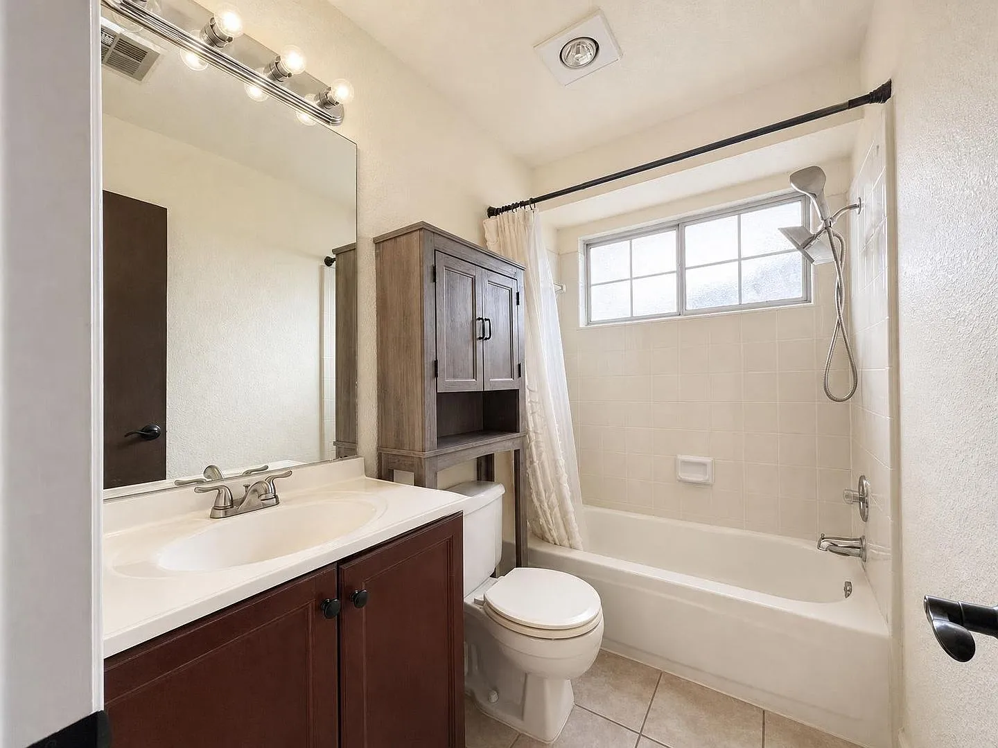 Beautiful 2 Bed / 2 Bath Home with Loft in Killeen — Photo 4