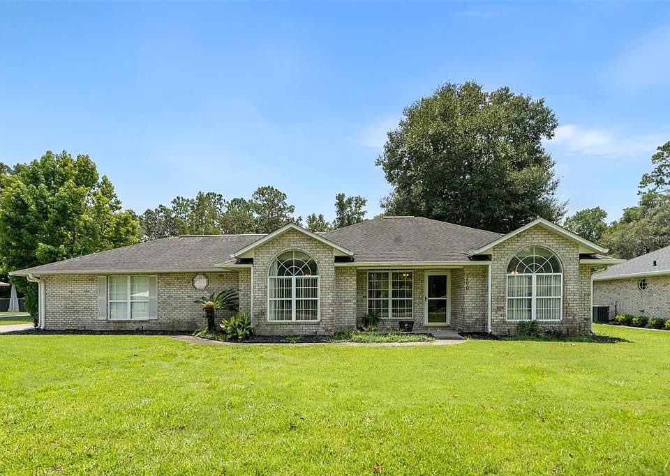 1st image of 200 NW CHARLOTTE GLEN