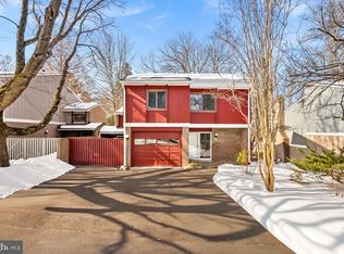 1628 Greenbriar Ct, Reston, VA 20190