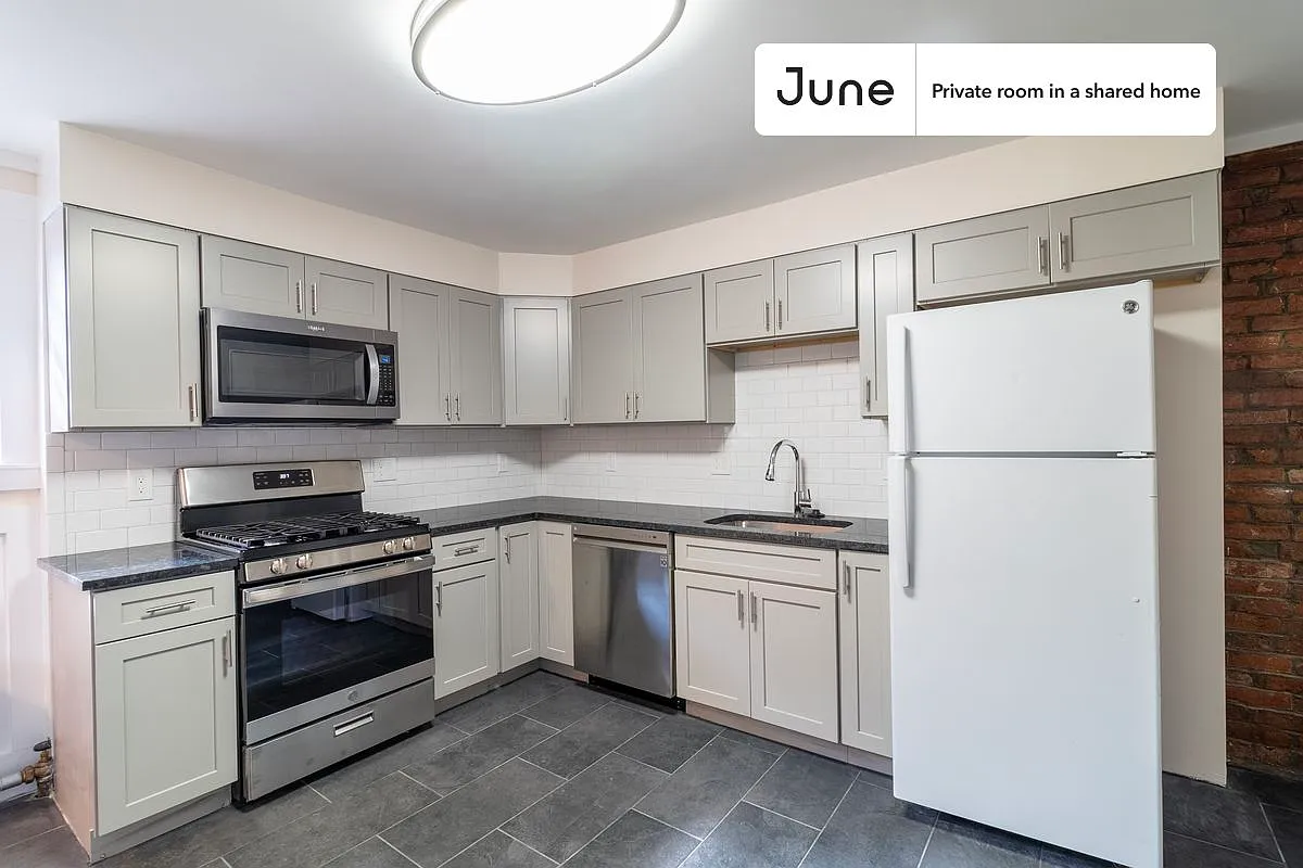 Queen bedroom in 7 bed/2 bath home in Allston #1734 G — Photo 4