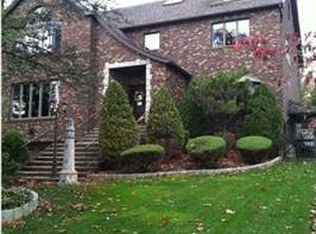 39 Manor Ct, Staten Island, NY 10306