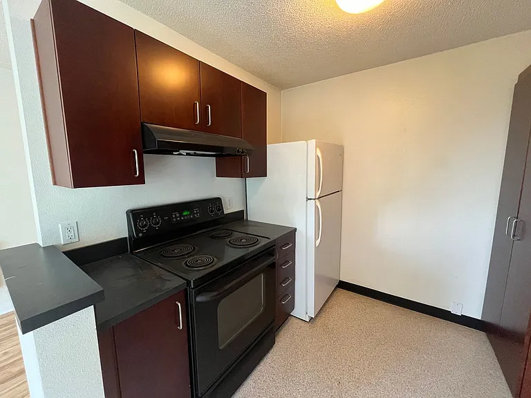 2020 SW Main St #602 — Photo 5