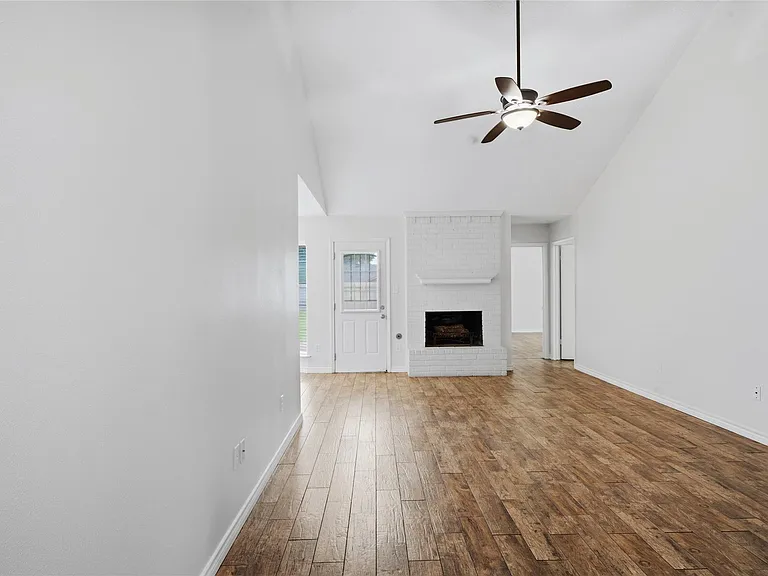 182 Greenleaf Ln — Photo 3