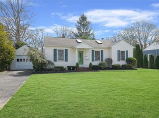 89 Country Club Rd, Bellport, NY 11713