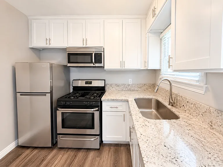 1813 W Victory Blvd — Photo 2