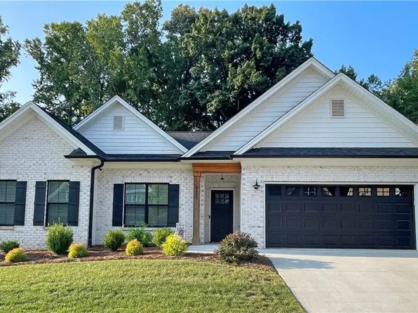 3727 Tanglewood Forest Dr, Clemmons, NC 27012
