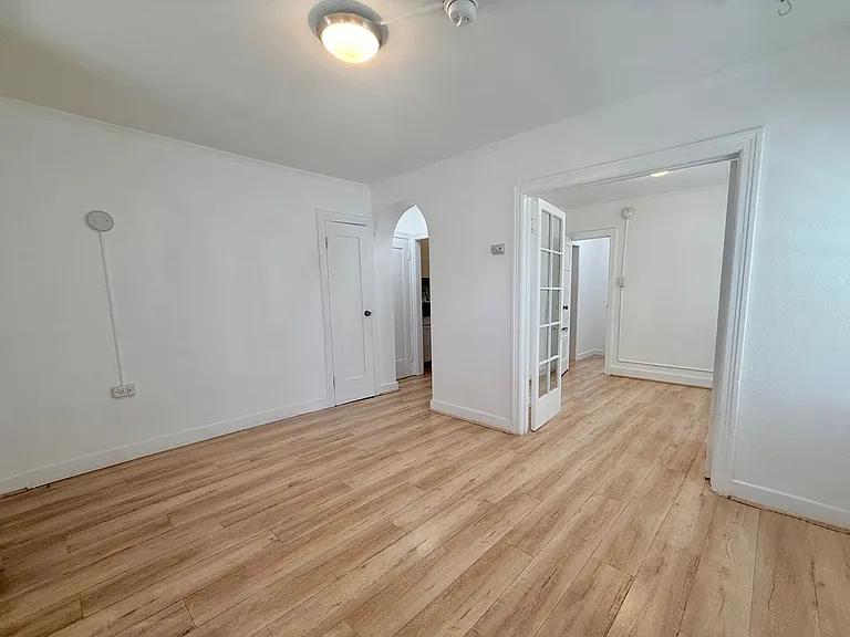 932 S Berendo St — Photo 5