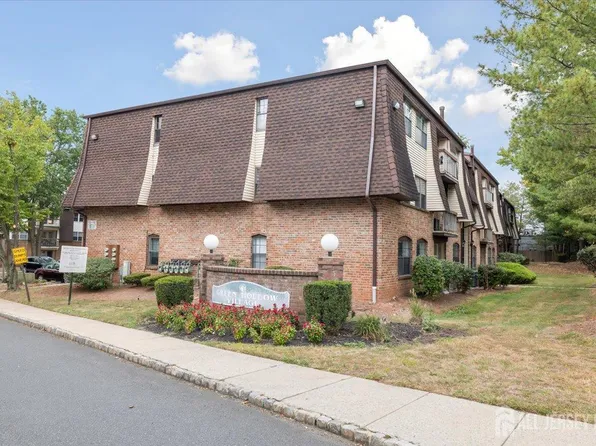 111 Green Hollow Dr, Iselin, NJ 08830