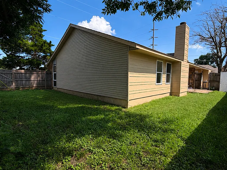 6610 S Yorktown Ave — Photo 2