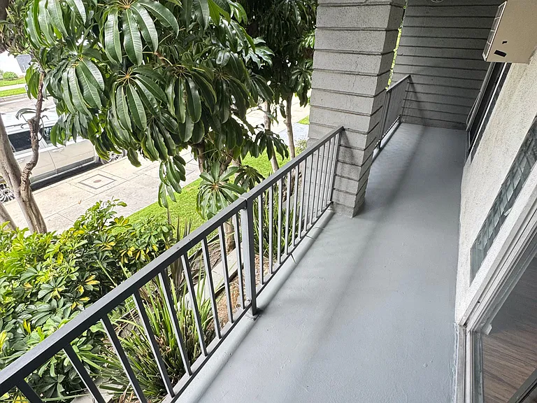 1150 N Normandie — Photo 23