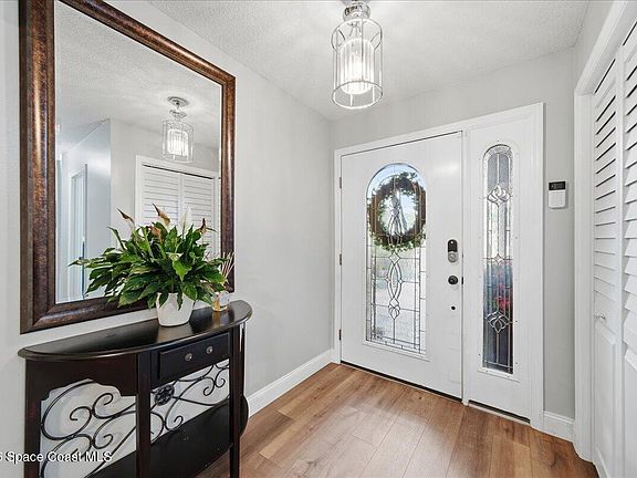 4th image of 560 Sawgrass Cir
