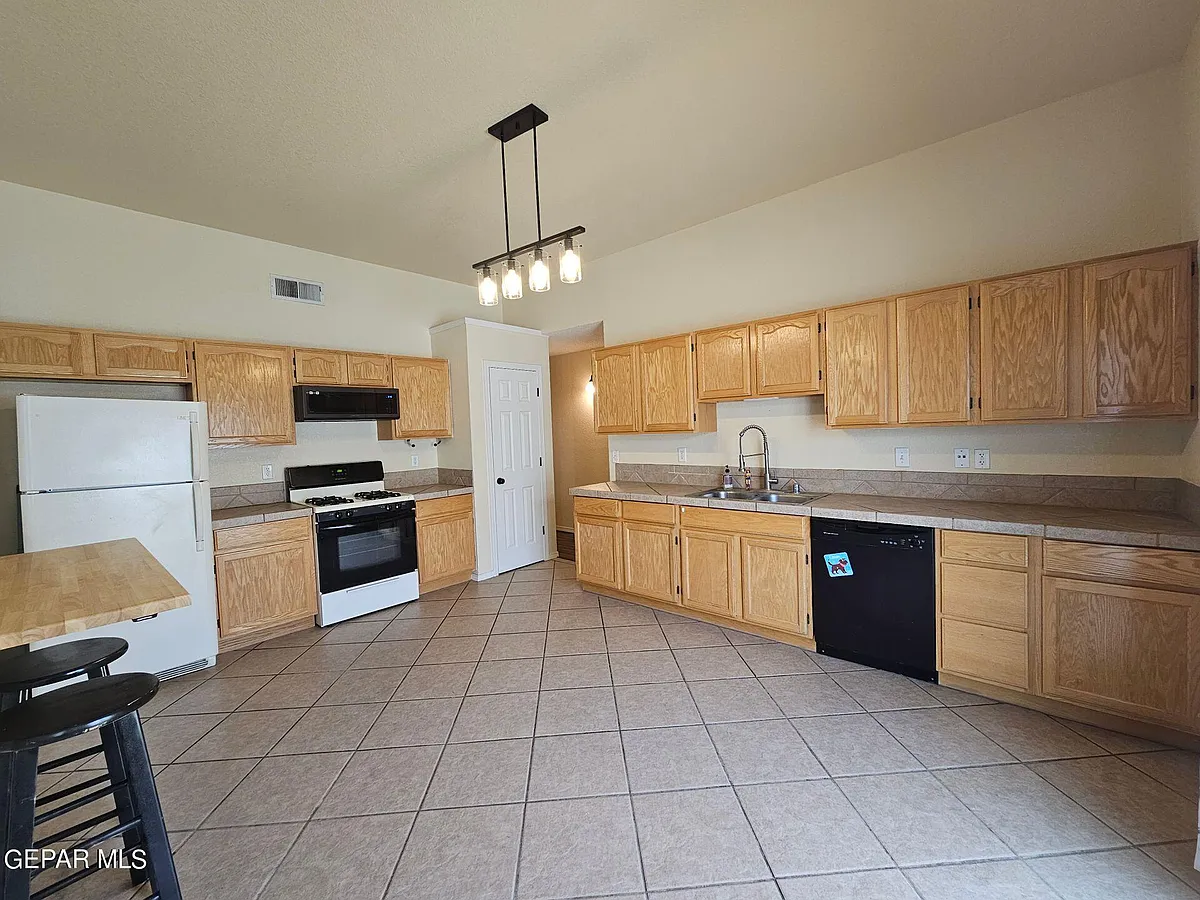 Building Photo - 10909 Northview Dr