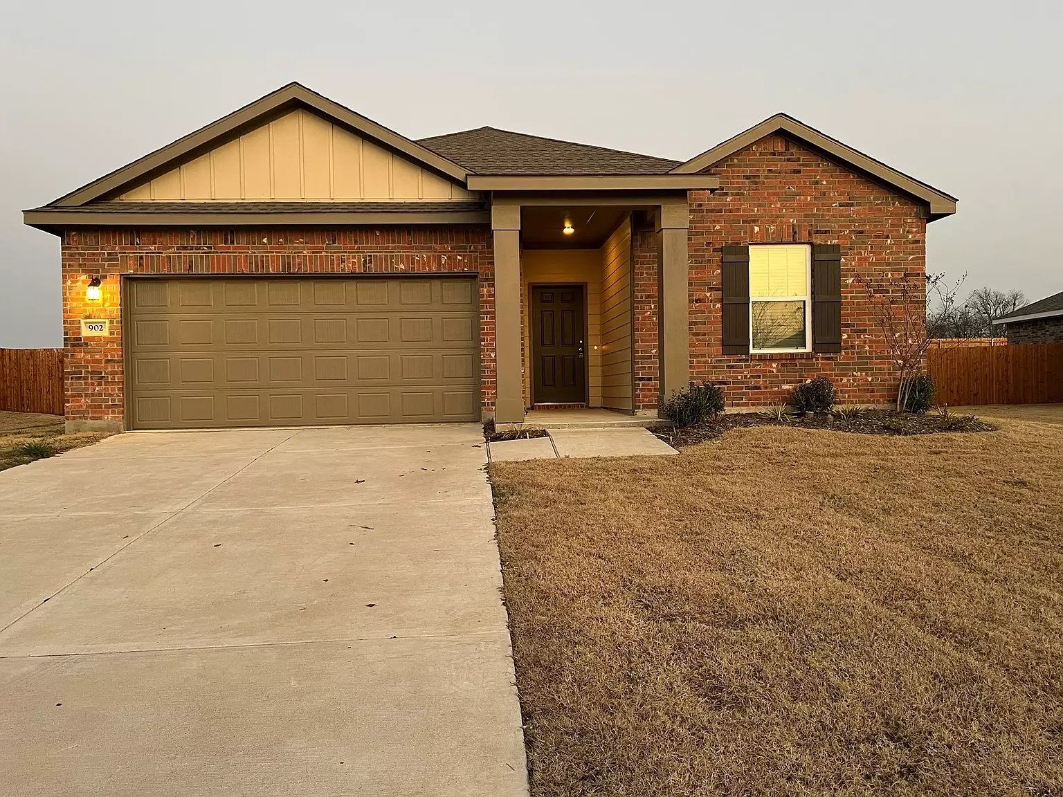 902 Lexington Ln — Photo 1