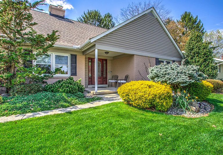 1827 Larchmont Ln — Photo 4