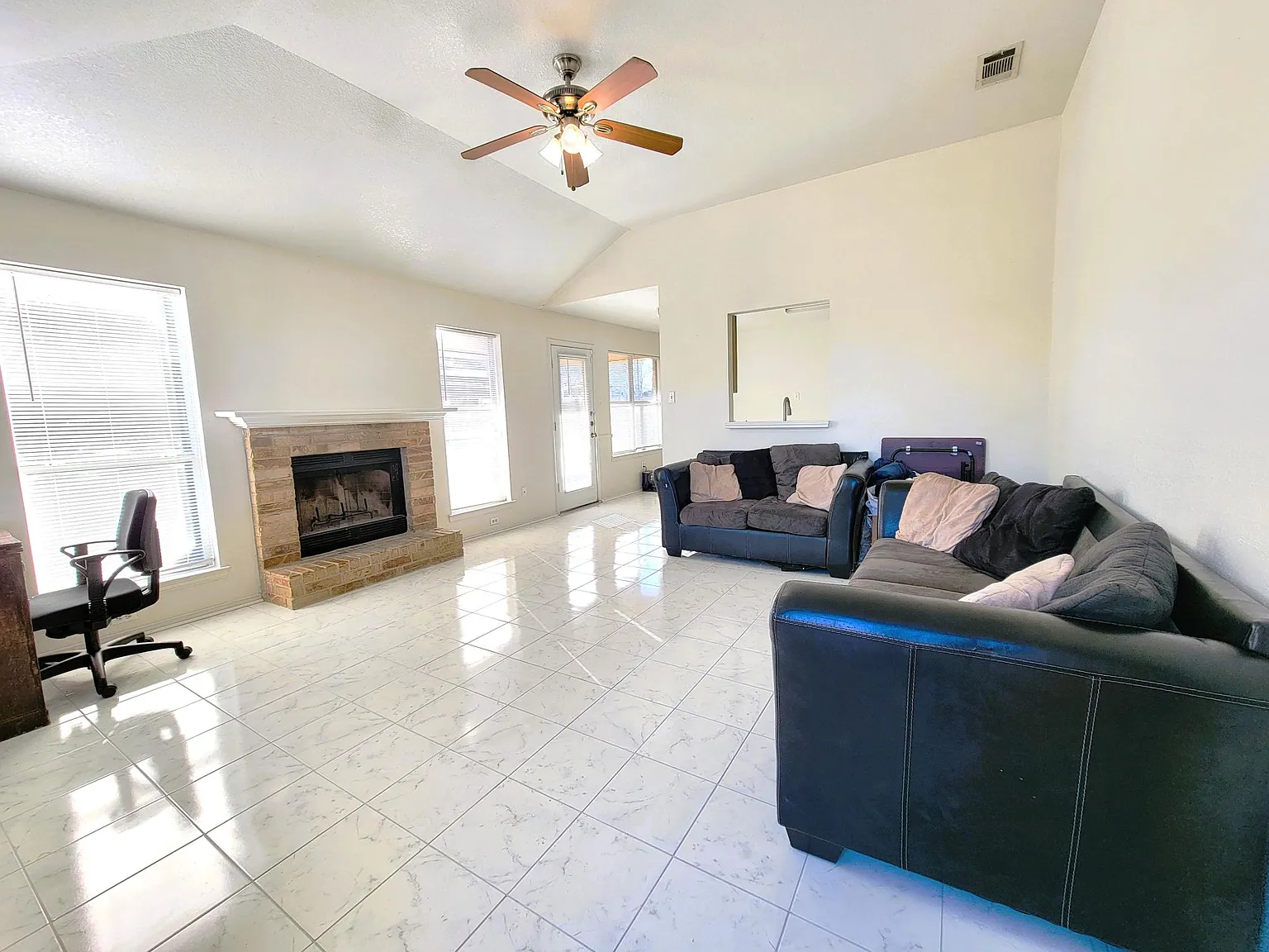 3 bed, 1200 sqft, $1,450 — Photo 3