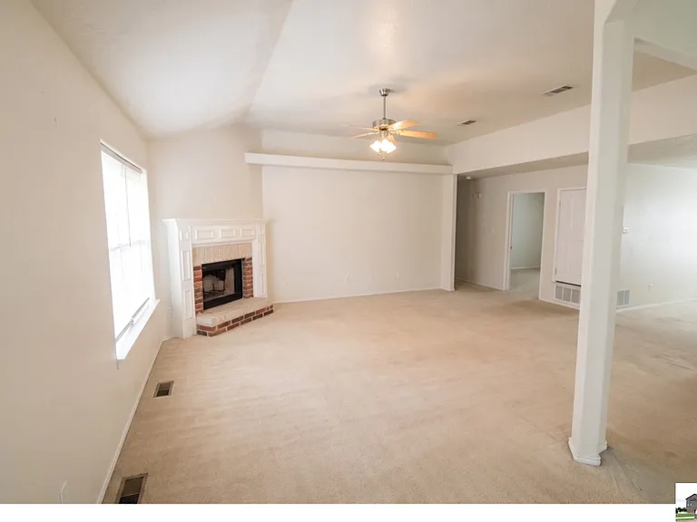 1906 Flagstaff Dr — Photo 2