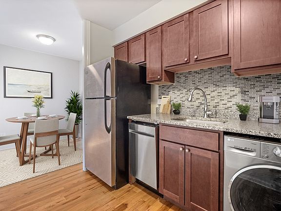 4th image of 696 Elm Pl #898ab1b8f