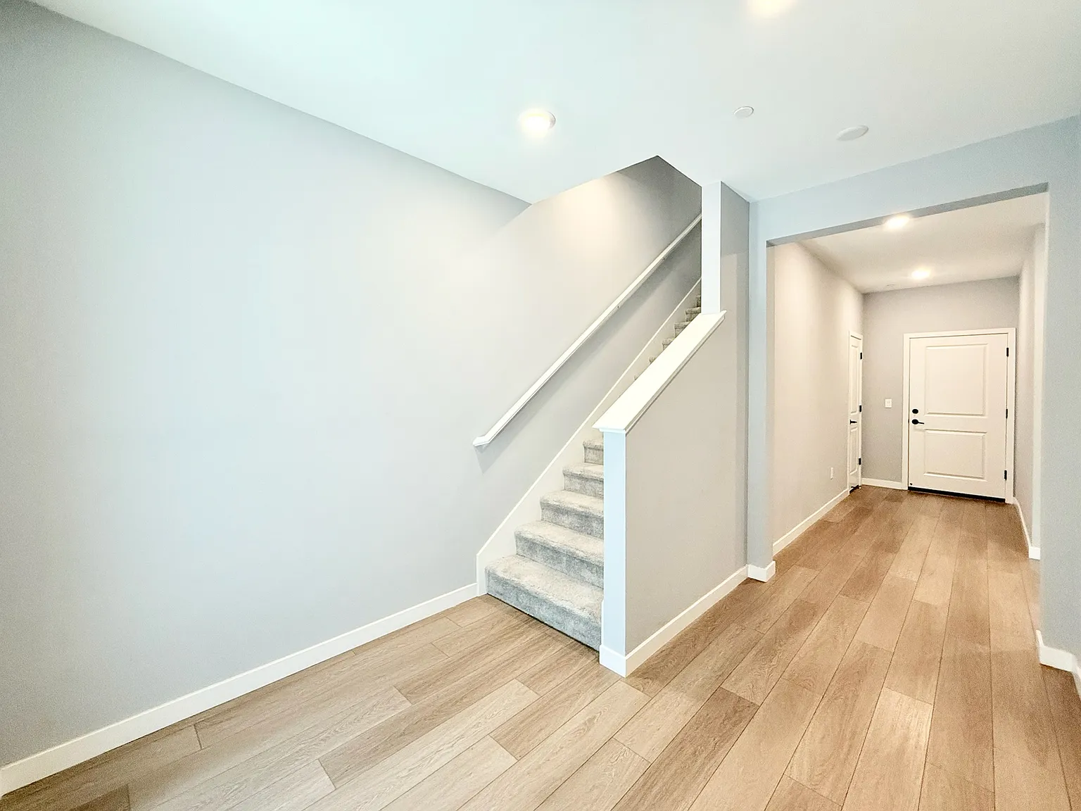 3 bed, 3.5 bath, 2016 sqft, $4,950 — Photo 3