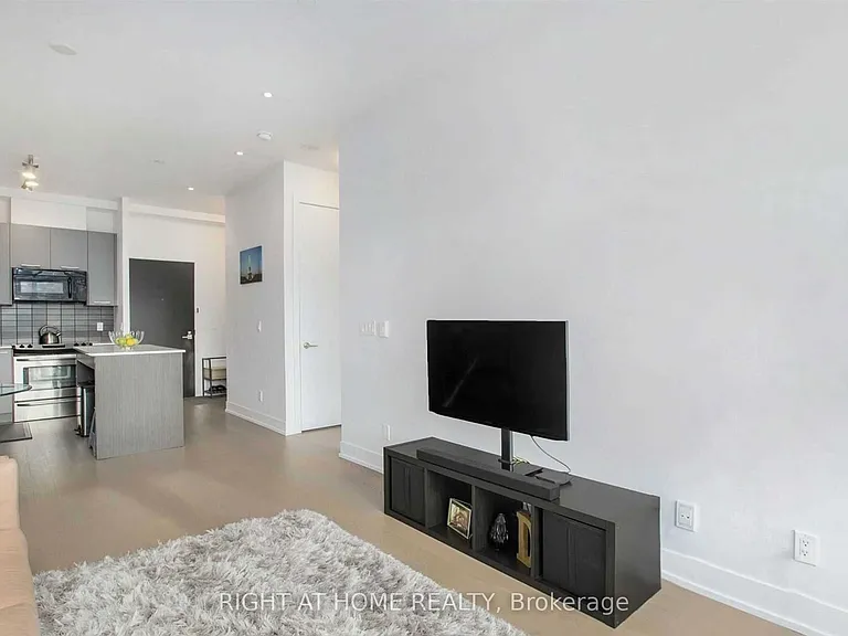 9471 Yonge St #316 — Photo 10