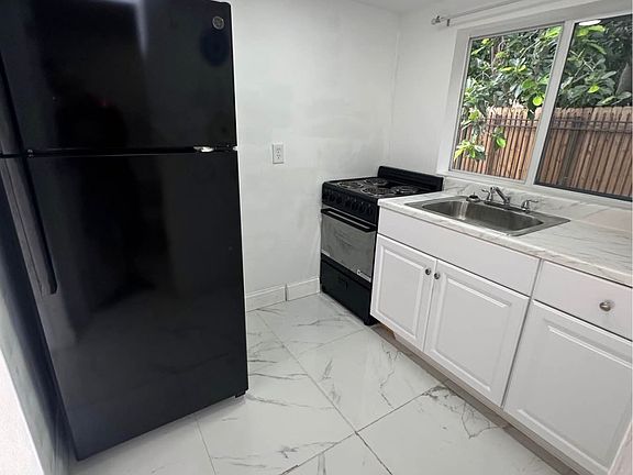 4th image of 520 NE 161st St