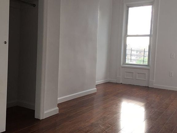 5th image of 35 Marconi Pl #3