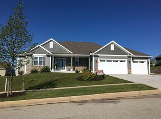 1551 Fox Tail Ct, Mukwonago, WI 53149