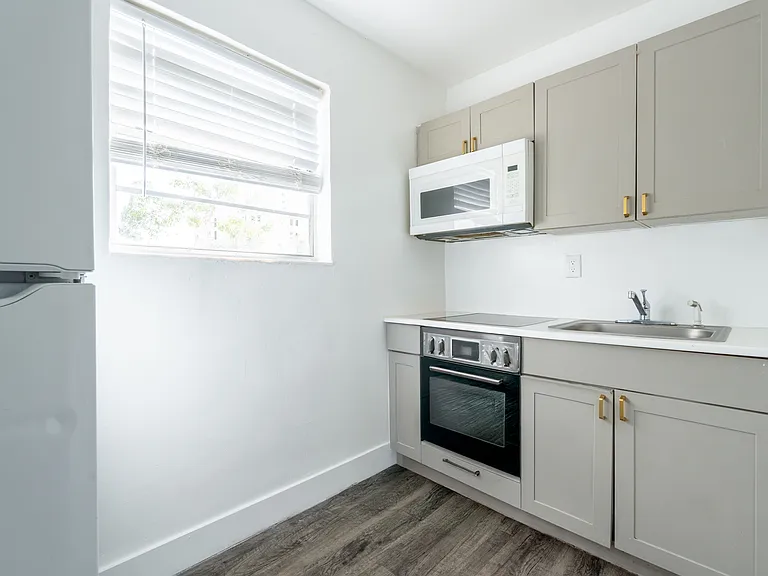 Miami Central Apartments — Photo 3