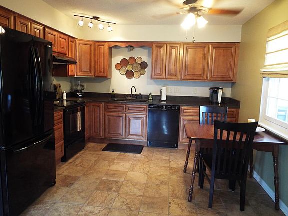 3rd image of 916 Windridge Dr
