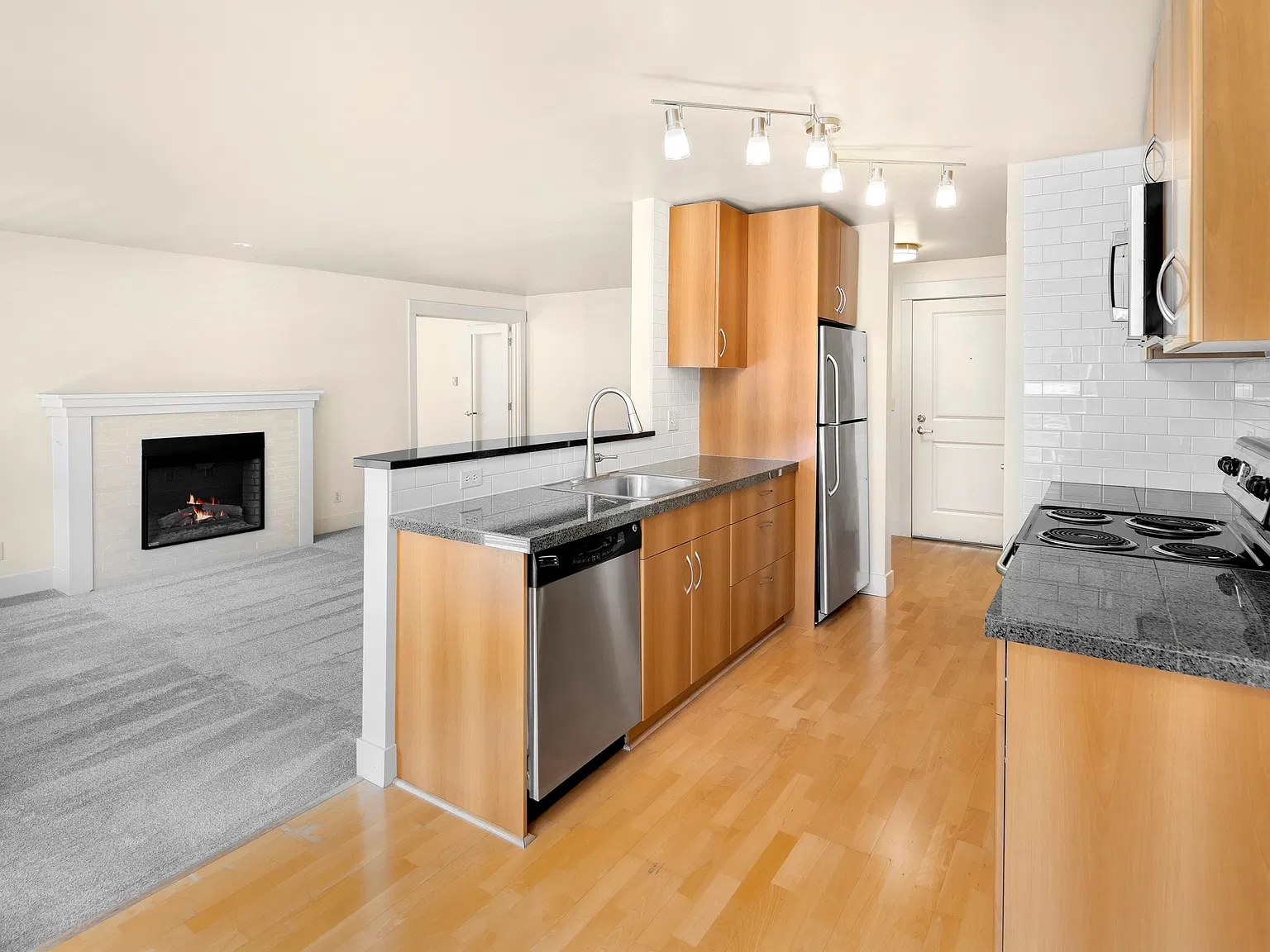 1 bed, 880 sqft, $2,375 — Photo 4
