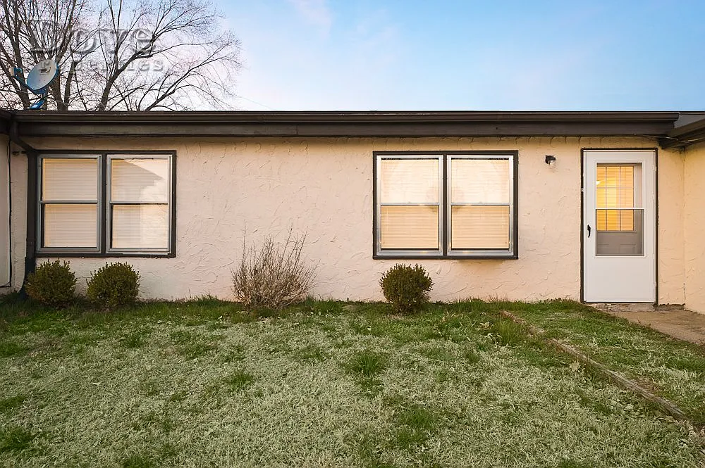 2 bed, 1.0 bath, 1162 sqft, $1,200 — Photo 1