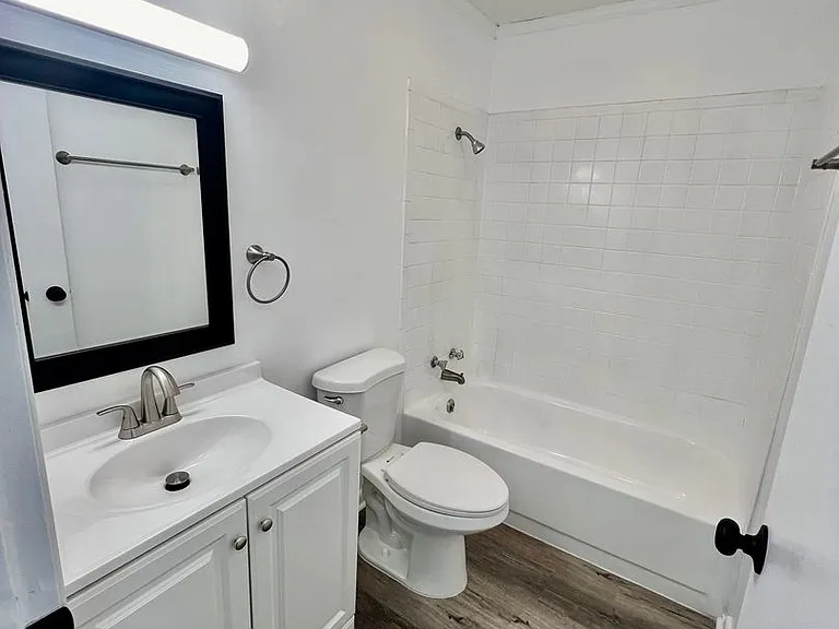 Thompson Apartments — Photo 14