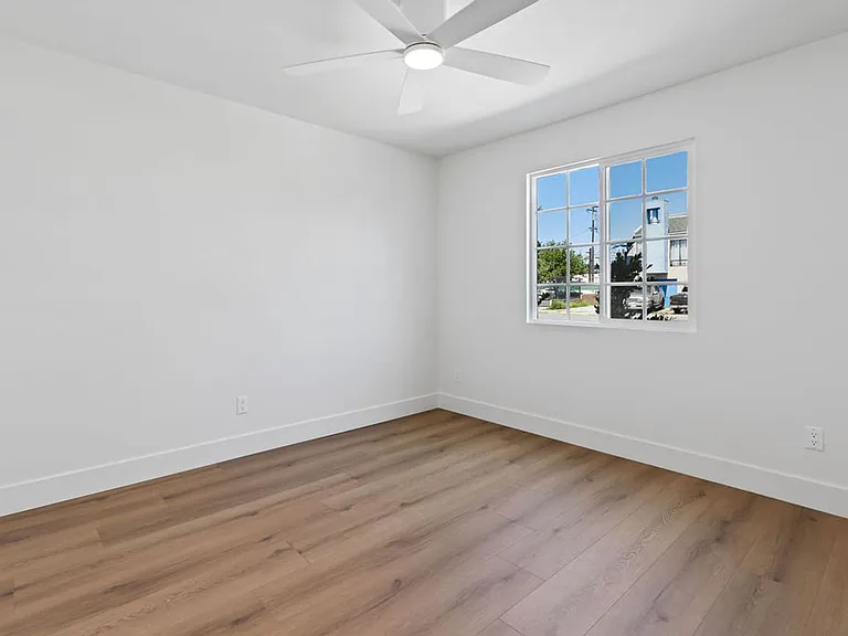 4264 42nd St — Photo 12