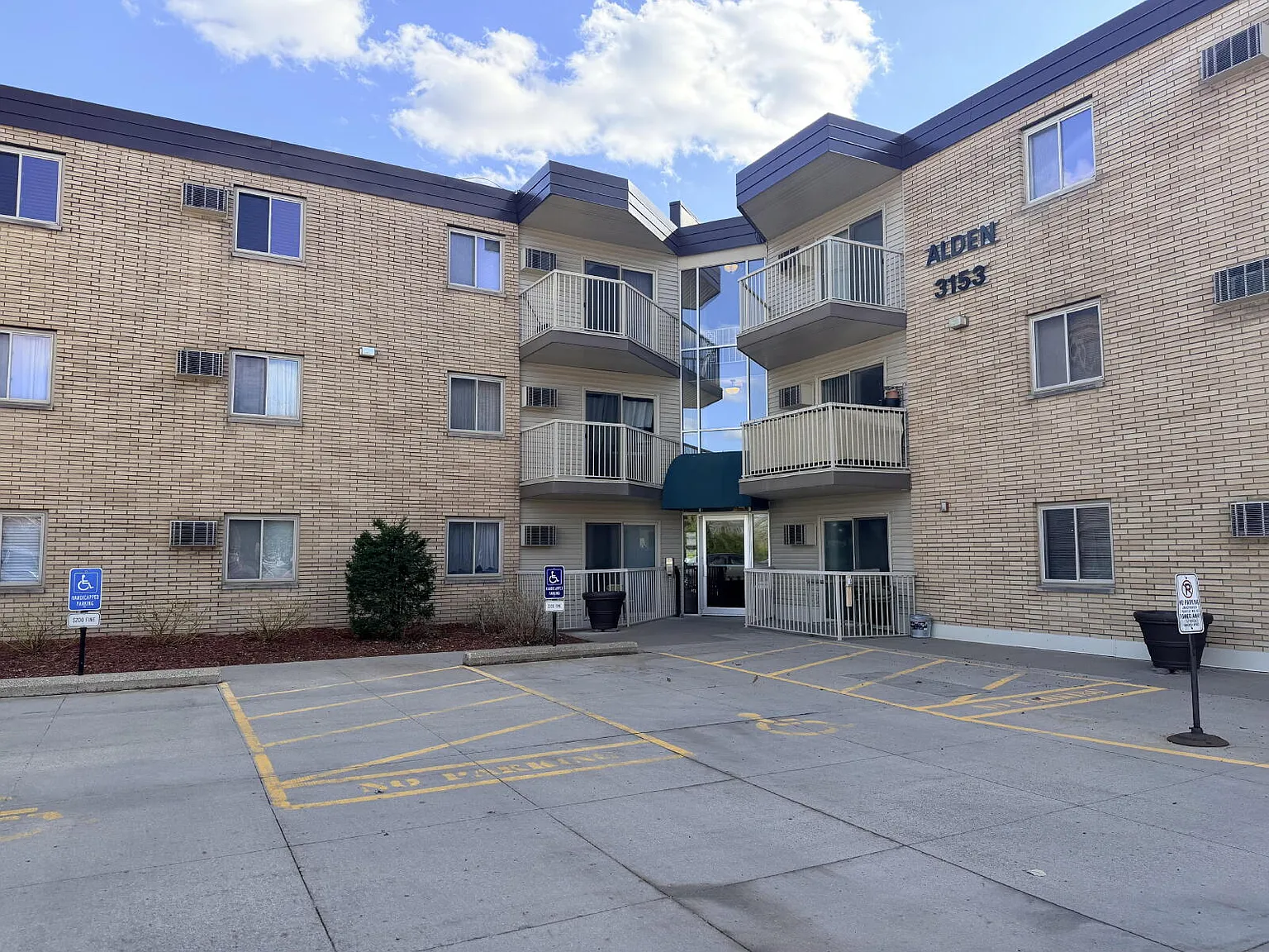 1 bed, 1.0 bath, 523 sqft, $1,199 — Photo 2
